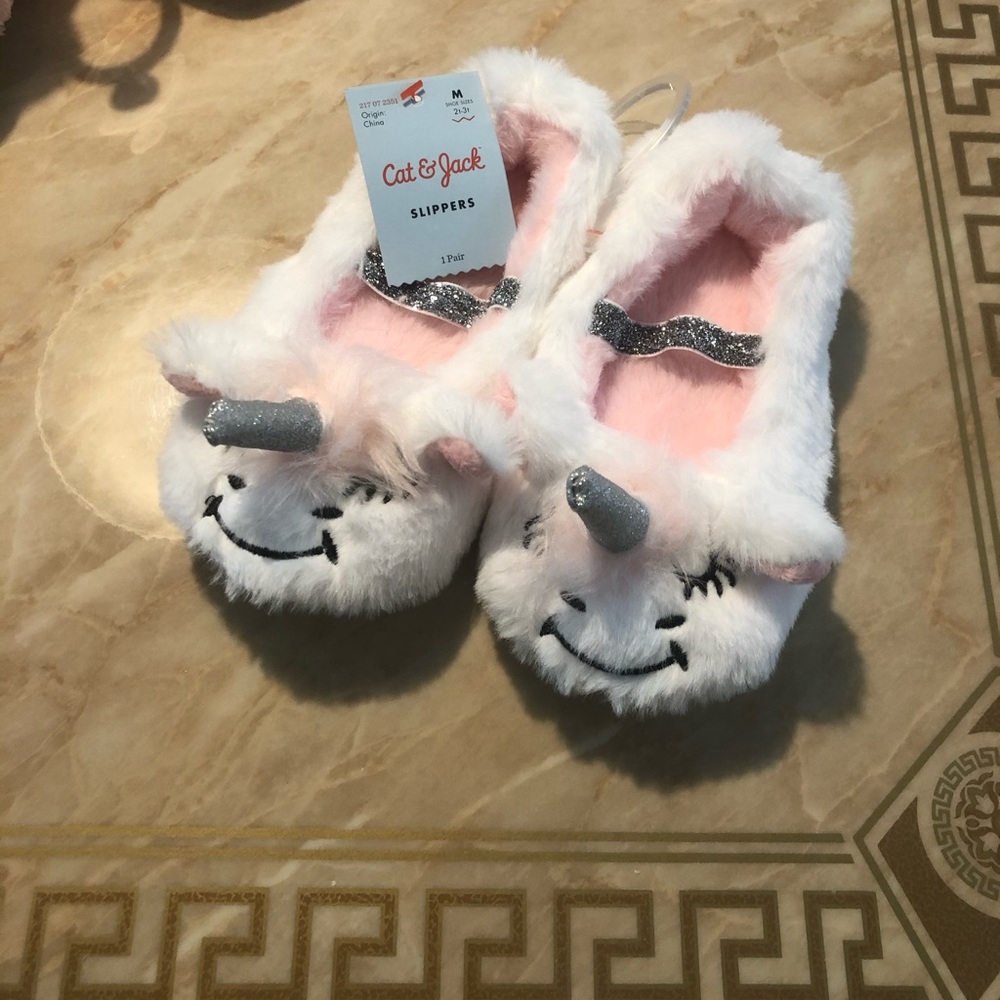NWT 4/$20 fuzzy slippers